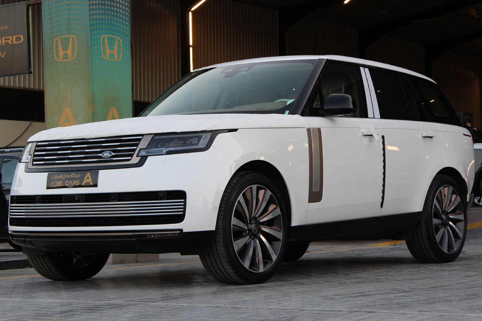 القوة تلتقي بالفخامة في رينج روفر SV 2025 -